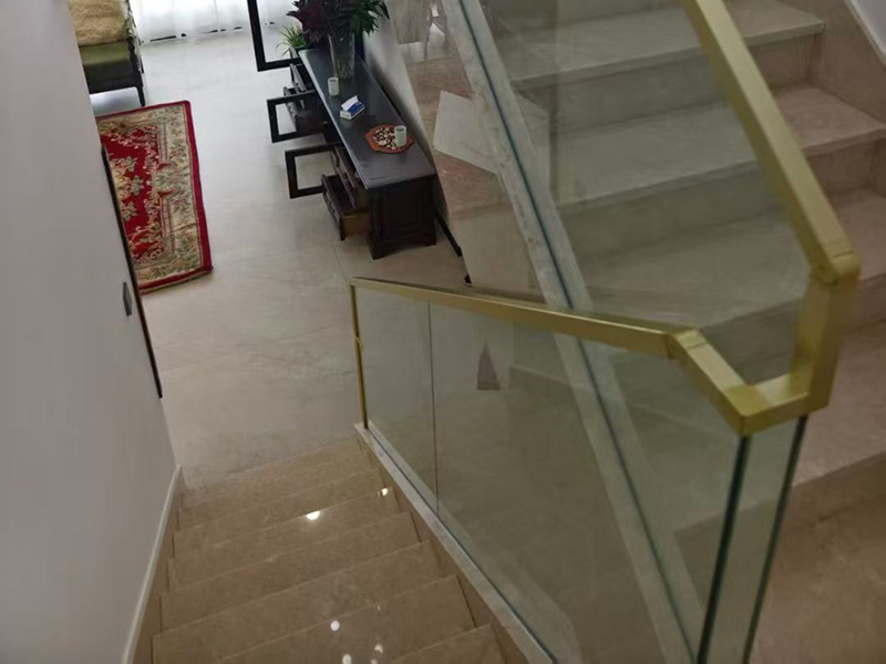 金色玻璃楼梯扶手